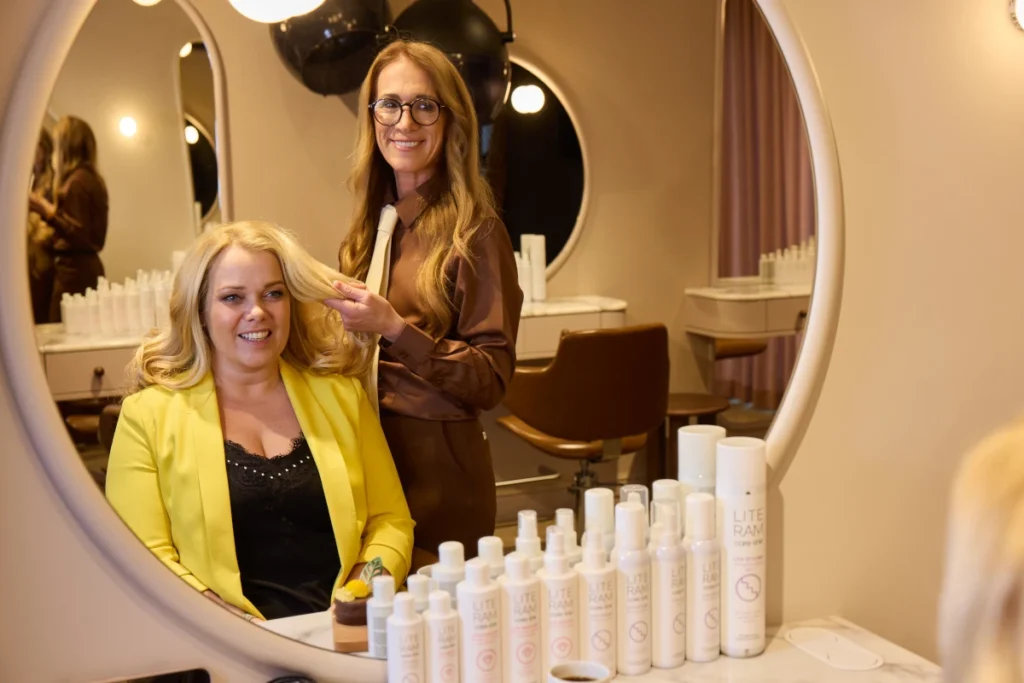 Klaudija Piskar pri delu s stranko